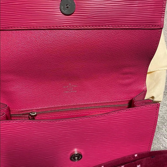 LV epi cleri crossbody (pink) - Picture 3 of 3